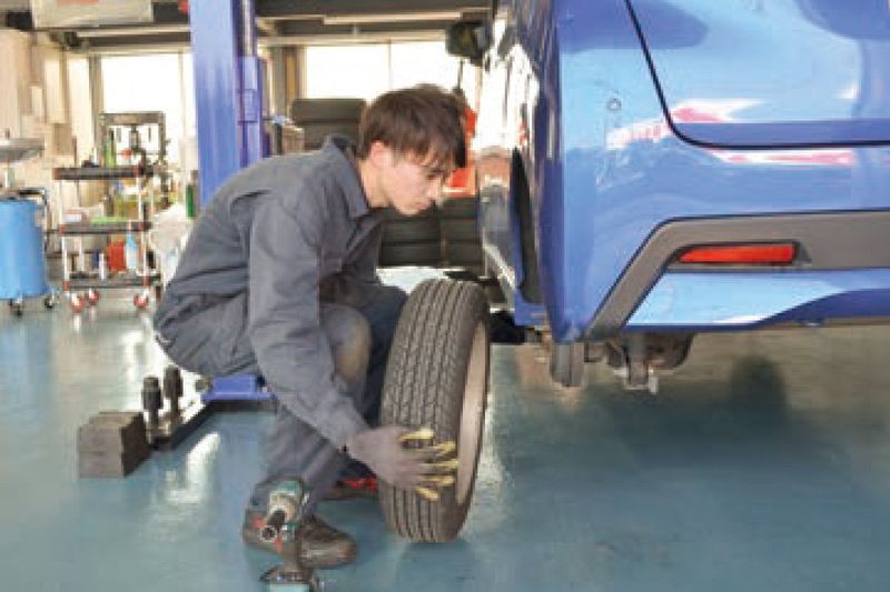 本社整備工場でのタイヤ作業