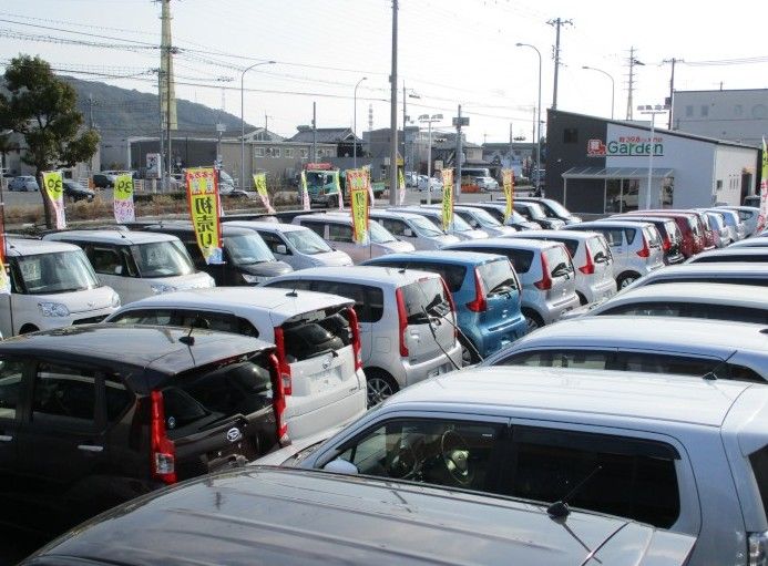 軽Garden 展示場にずらりと並ぶ在庫車